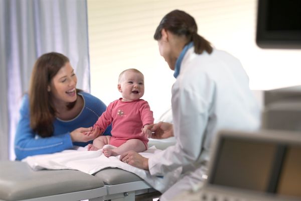 Врач осммтривает ребенка